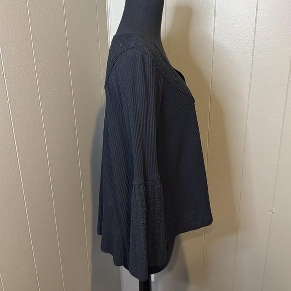 Free People Women’s Extra Small Ribbed Knit Eyelet Bell Sleeve V-Neck Trapeze - Picture 4 of 10